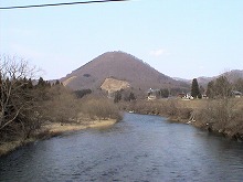 西和賀町沢内字大野　内の澤橋の上から見る和賀川上流にそびえる志賀来山の景観