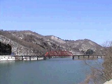 西和賀町無地内　国道107号錦秋湖の近くから見るJR北上線の赤い鉄橋の景観