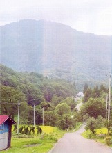 西和賀町沢中の町道小繋沢桂子沢線から見る割倉山と柳沢地区の景観