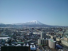 盛岡駅西口のマリオス展望台から見る盛岡市街地と岩手山の景観