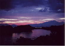 盛岡市門から見る夕暮れの北上川と岩手山の景観