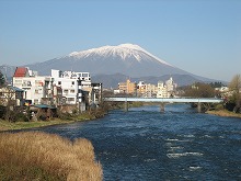 夕顔瀬橋から見る初冬の岩手山と北上川の景観