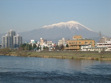 明治橋から見る初冬の岩手山と北上川の景観