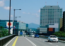 盛岡市の杜の大橋から見る姫神山の景観