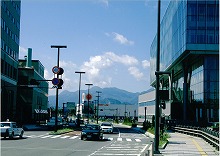 盛岡駅西口のマリオスロードから見る南昌山と赤林山の景観