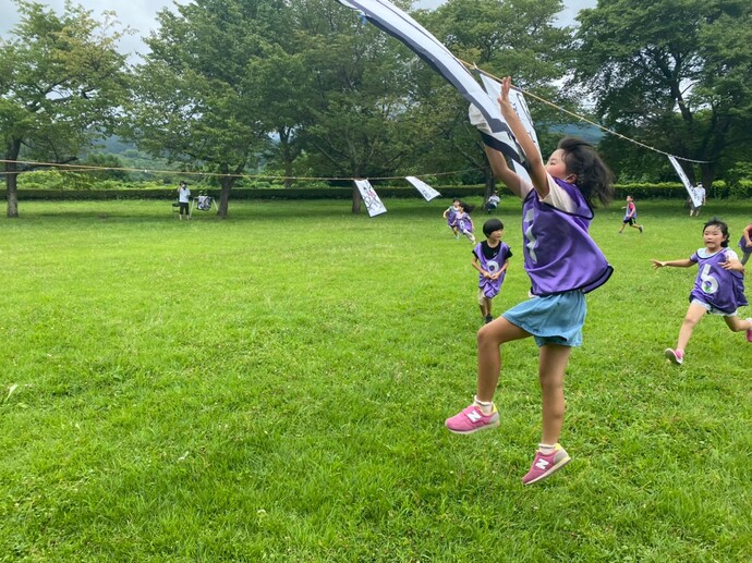 カルタ大会に参加する子供の写真