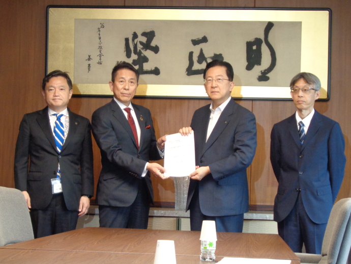 要請書手交のようす