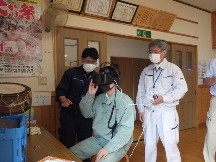 VRによる労働災害の模擬体験状況写真