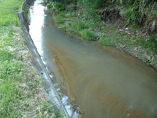 油の流出による河川の水質汚濁の写真