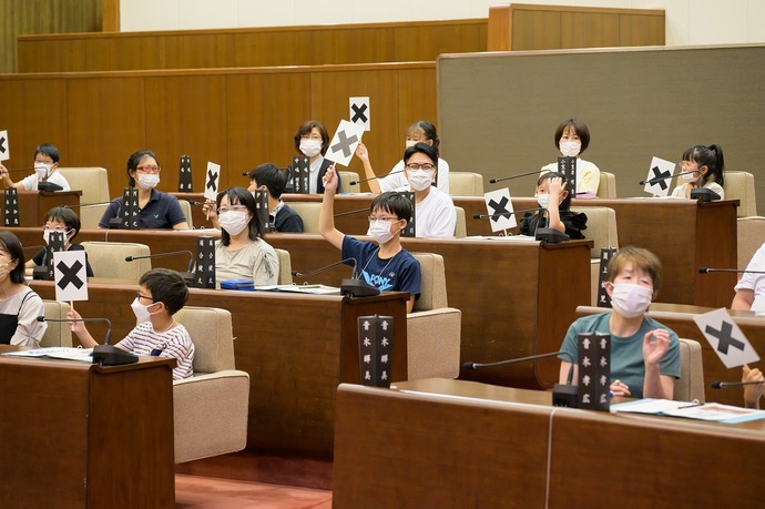 写真：親子県議会教室の様子