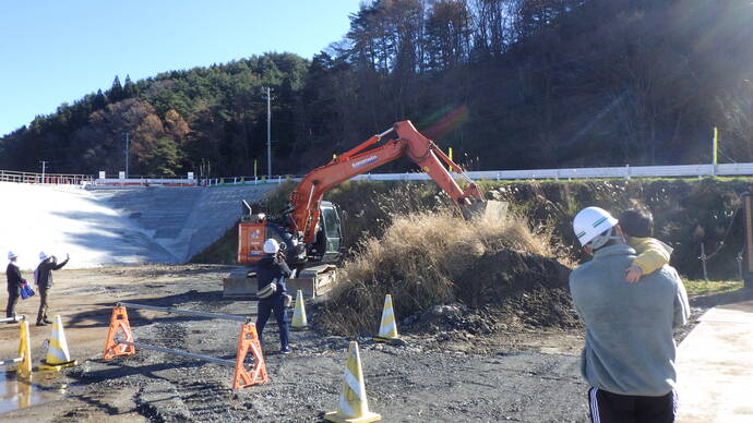 見学会の様子（建設機械操縦体験）