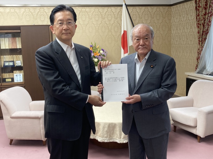 財務省　鈴木俊一 大臣 写真