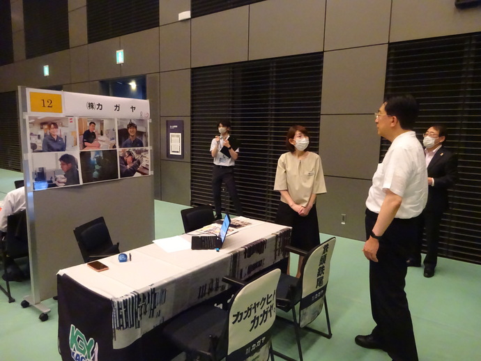 写真：会場見学の様子1