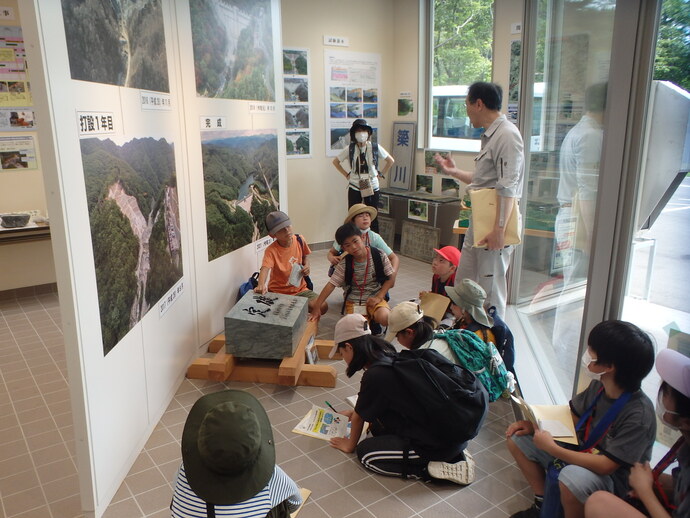 展示室説明の様子