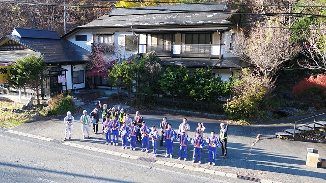 道路メンテナンスを体験した一般国道106号で集合写真の様子