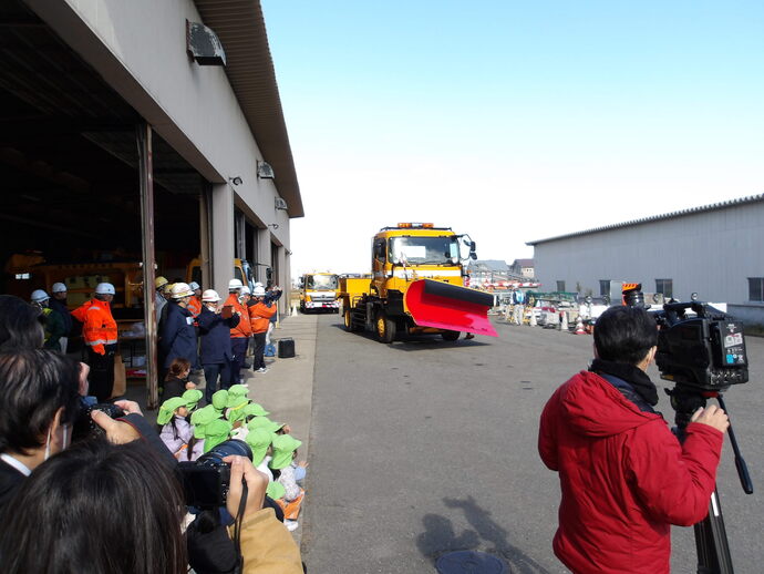 除雪車出動の状況写真