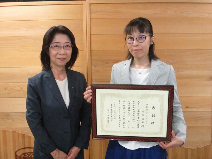 左：大畑光宏環境生活部長、中：角田詩織様、右：吉田碧愛様