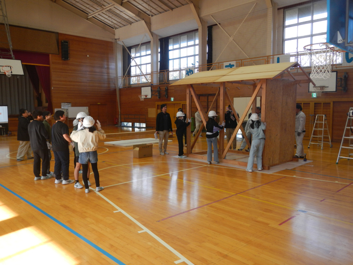 耐震補強の重要性を学ぶ　大型模型　補強あり