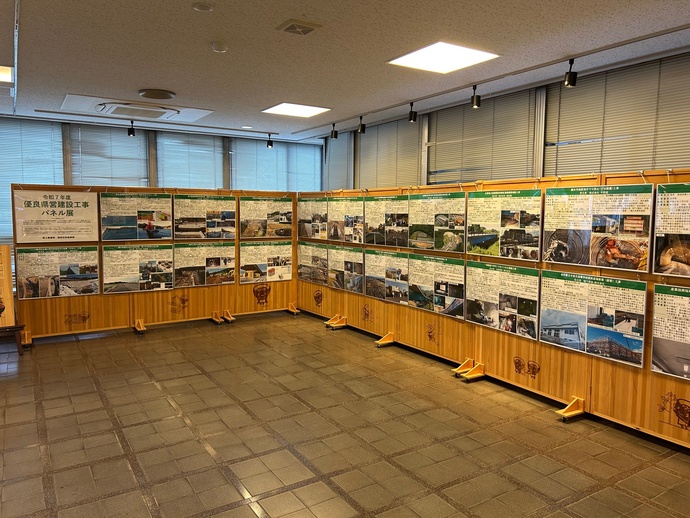 県民室でパネルを展示している状況