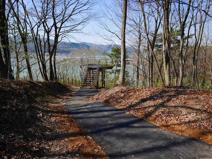 【令和7年11月5日掲載】岩手県立御所湖広域公園のさくら園の遊歩道沿いの展望台から、御所湖を一望できます！