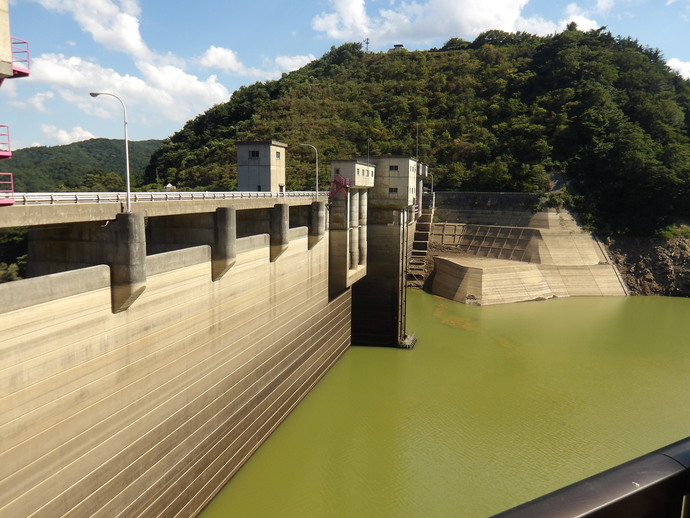 入畑ダムの様子(堤体上流)