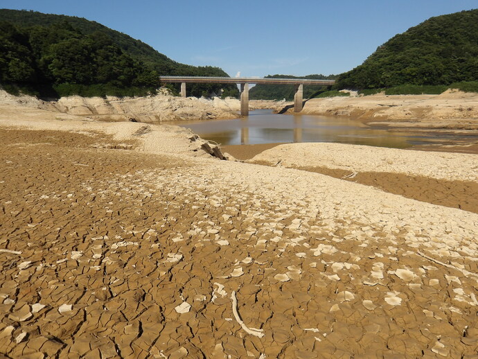 入畑ダムの様子(上流広場付近から夏油大橋(下流)方向)