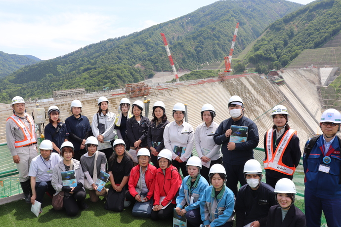 【令和8年2月27日掲載】「けんせつ小町部会」の取組を紹介します！～先進事例の見学で成瀬ダム（秋田県）へ