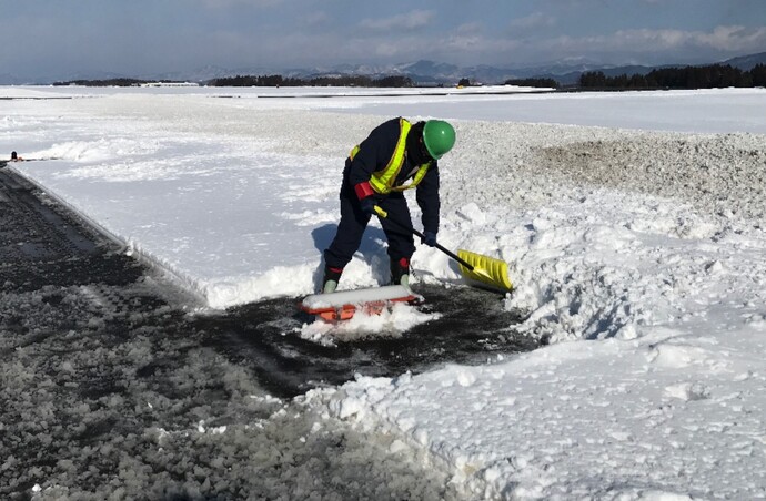 【令和8年2月10日掲載】花巻空港除雪隊が活躍中！航空灯火周辺等は、破損を防ぐため人力で作業しています