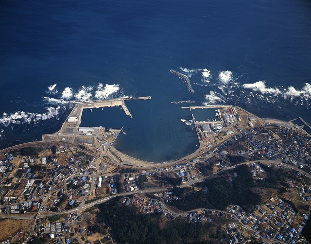 【令和8年2月6日掲載】小本港は、昭和4年（1929年）から整備が進められ、昭和9年（1934年）に南港地区の船だまりが完成し、港の原形が完成しました