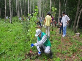 くじらぼ　朱色に染まるレンゲツツジ植樹活動1