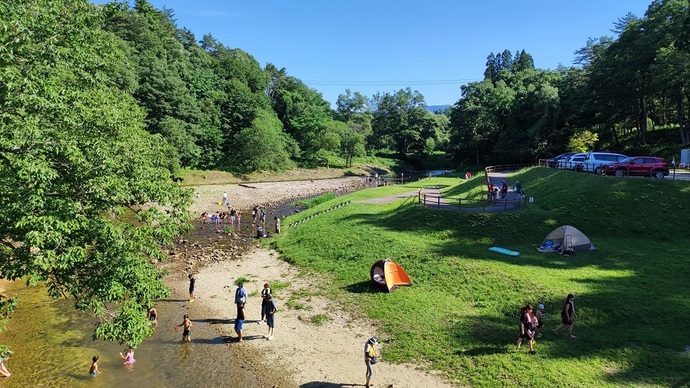 【令和7年8月26日掲載】岩手県立御所湖広域公園の矢櫃地区水辺園地は、矢櫃川の清流に触れ合える親水性に配慮した水遊びができる公園です！