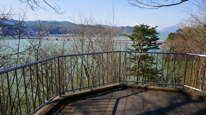 【令和7年10月21日掲載】岩手県立御所湖広域公園のさくら園の遊歩道沿いの展望台から、御所湖を一望できます!