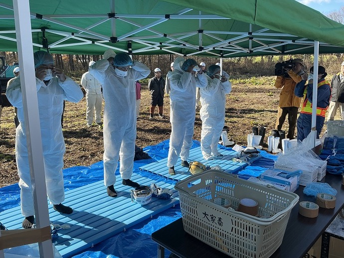 防護服着衣訓練の写真