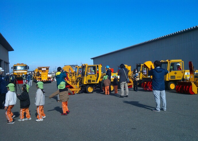 【令和7年11月25日掲載】奥州市水沢のもみじこども園の園児を迎えて「除雪機械にふれあう会」を開催しました！