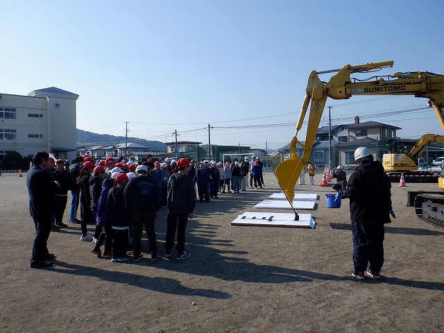 【令和7年11月19日掲載】久慈市立長内小学校5・6年生（69名）を対象に「建設業ふれあい事業」が開催されました！