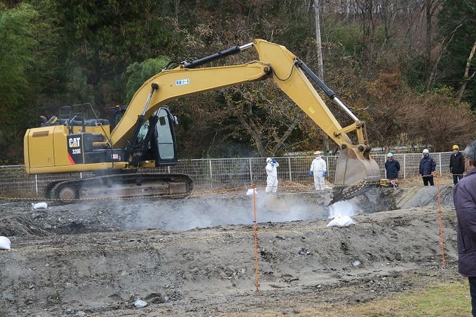 消毒のための消石灰散布状況(訓練)