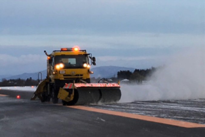 【令和8年1月23日掲載】花巻空港除雪隊が活躍中！スノースイーパーは、路面に付着した雪や氷を車体前方のスイーパーで掻き出し、後方のブロワーで吹き飛ばします