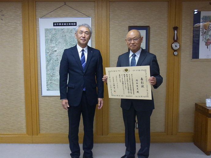 佐々木副知事（左）と岡田寛史前会長（右）