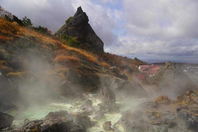 山肌流れる「須川の源泉」
