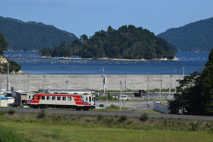 【令和8年4月20日掲載】希望郷いわて景観フォトコンテスト2025に応募いただいた作品を紹介します！～景観部門：三鉄とオランダ島（山田町織笠）