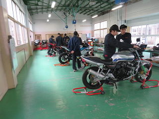自動車整備実習風景その2