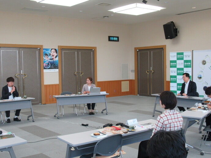 写真:懇談会の様子2