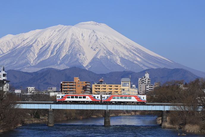 【令和8年10月8日掲載】希望郷いわて景観フォトコンテスト2025応募作品の紹介！　景観部門：冬の岩手山と三鉄（盛岡市夕顔瀬橋の上）