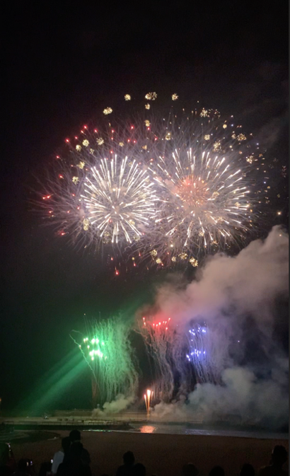 浜辺から見た花火