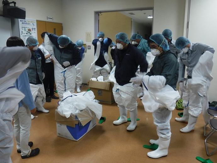 防護服脱衣訓練の写真