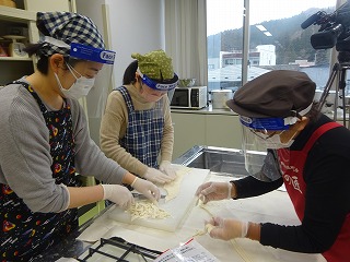 うどんの切り方を教わる参加者