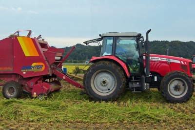 写真：牧草用収穫機