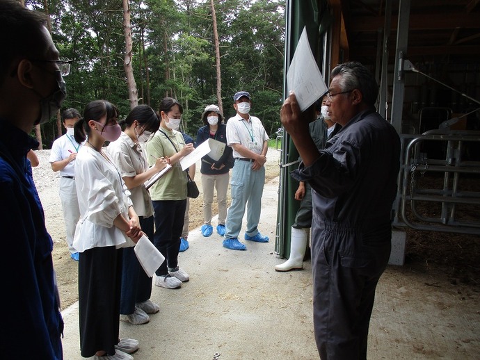 熱心にメモする学生たち