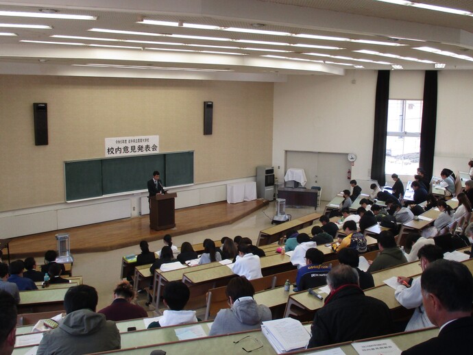 写真：令和5年度校内意見発表会の様子1