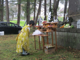 神主による祝詞の様子の写真